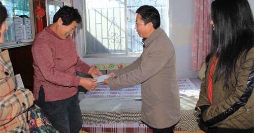 2013年五礦建設(shè)營口公司舉行“寒冬送暖”慰問社